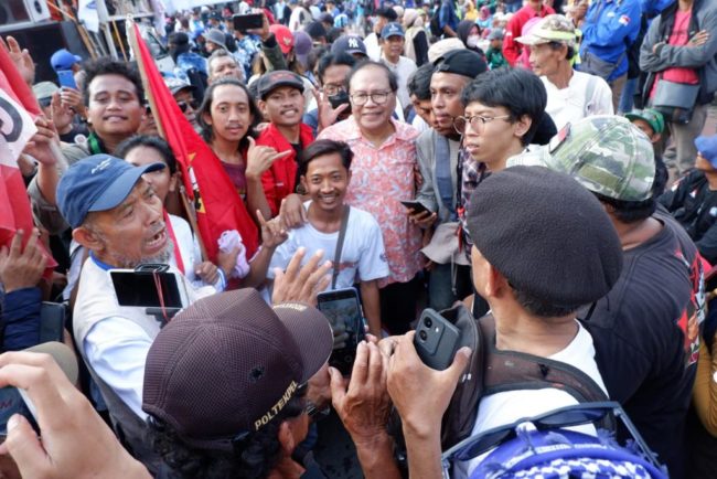 Rizal Ramli ikut orasi dalam demo buruh menolak Omnibus Law.