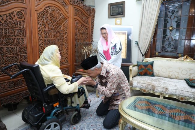 Calon presiden Ganjar Pranowo sowan ke kediaman Nyai Hj. Sinta Nuriyah Abdurrahman Wahid di Ciganjura Jagakarsa, Jakarta , pada Minggu, 13 Agustus 2023.