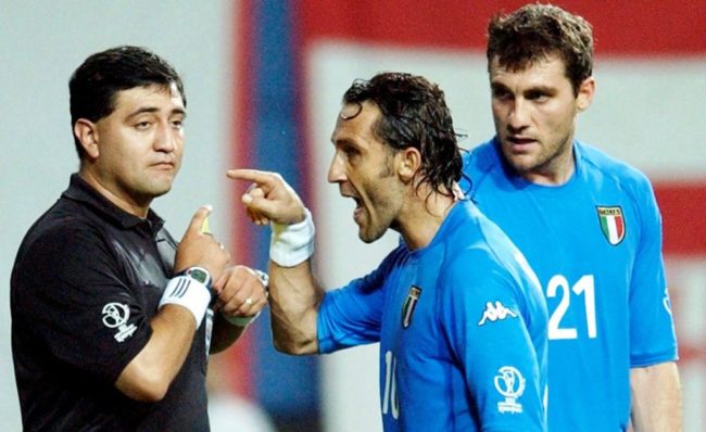 Angelo Di Livio memprotes keras keputusan wasit Byron Moreno dalam duel Timnas Italia Vs Korea Selatan di babak 16 besar FIFA World Cup 2002. (Foto: Eurosport)
