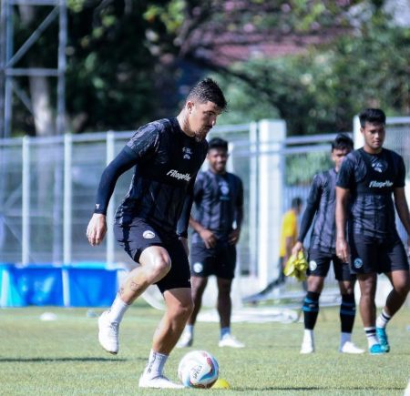 Arema akan meladeni tuan rumah Persebaya pada lanjutan pekan 13 Liga 1 2023/2024. (Foto: Arema FC)