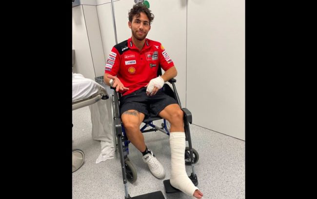 Enea Bastianini mengalami cedera yang membutuhkan operasi usai kecelakaan di MotoGP Catalunya 2023. (Foto: Ducati Corse)