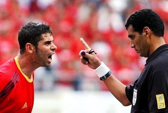 Fernando Hiero memprotes keputusan wasit Gamal Al Ghandour di perempat final FIFA World Cup 2002. (Foto: resfu)