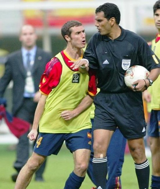 Ivan Helguera memprotes keputusan wasit Gamal Al Ghandour di perempat final FIFA World Cup 2002. <yoastmark class=