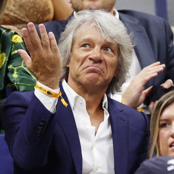 Jon Bon Jovi menonton semifinal AS Terbuka 2023 tunggal putra. (Foto: ATP Tour)