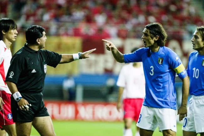 Kapten Timnas Italia Paolo Maldini memprotes keputusan wasit Byron Moreno di babak 16 besar FIFA World Cup 2002. (Foto: thesportsman)