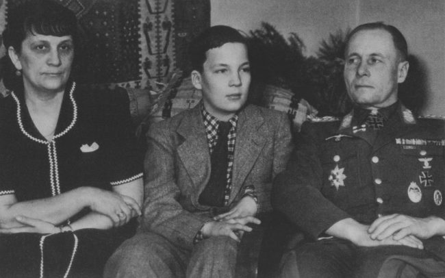 Manfred Rommel (tengah). (Foto: war-documentary info)