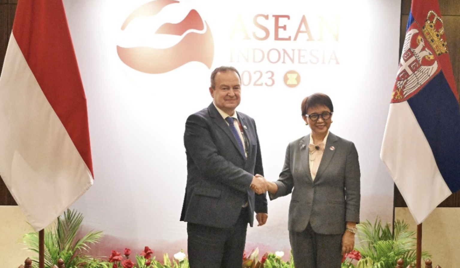 Menteri Luar Negeri RI Retno Marsudi bertemu dengan Menteri Luar Negeri Serbia, Ivica Dačić, di sela-sela rangkaian Pertemuan Menlu ASEAN dan rangkaian KTT ke-43 ASEAN.