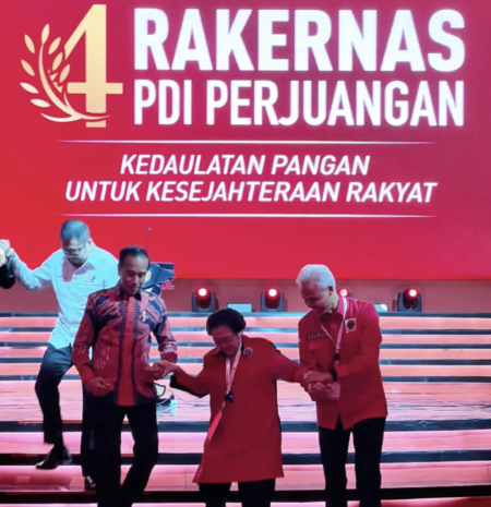 Presiden Jokowi, capres Ganjar Pranowo menggandeng Ketum PDIP Megawati Soekarnoputri.