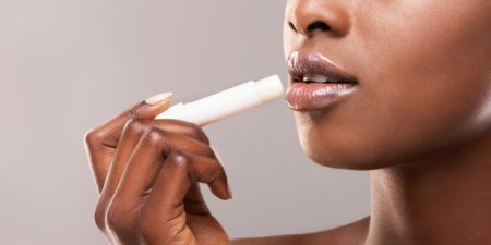 Inilah 6 tips mudah mengatasi bibir gelap yang bisa dilakukan di rumah.