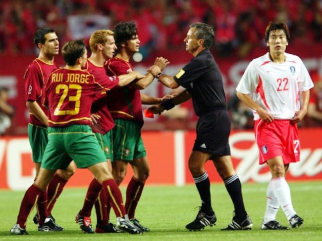 Timnas Portugal memprotes keputusan wasit Angel Sanchez. (Foto: completesportsbreakingnews)