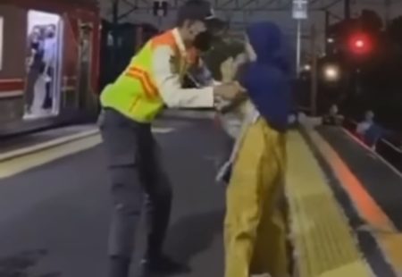 Video dengan narasi wanita berjilbab hendak buang bayi di rel kereta (Dok tangkapan layar)