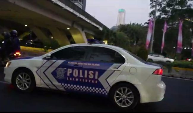Mobil Polisi Terobos Iring-iringan Delagasi KTT ASEAN (Tangkapan Layar)