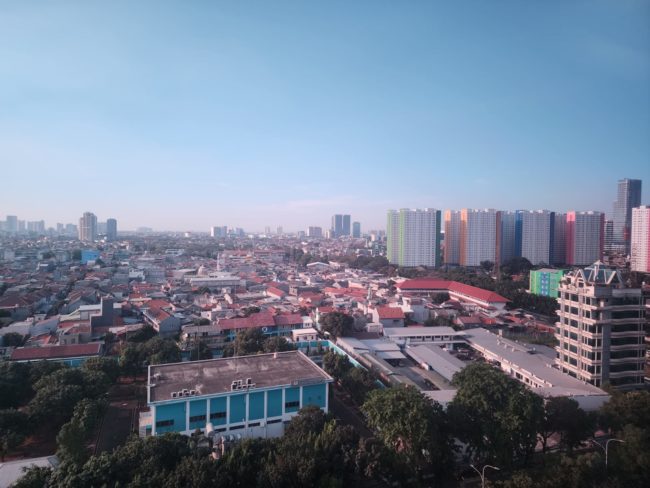 Langit Jakarta terlihat lebih biru setelah dilakukan Teknologi Modifikasi Cuaca (TMC) dengan metode water mist spraying. 