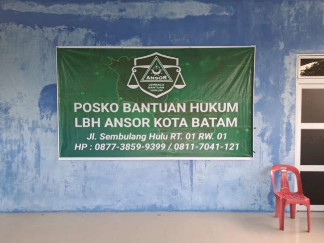 LBH Ansor mengecam keras penurunan paksa spanduk dan bendera posko bantuan hukum di Pulau Rempang, Batam.