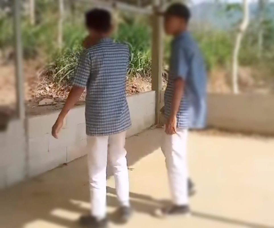 Video siswa SMP seragam kotak-kota biru bully teman viral di medsos (tangkapan layar)