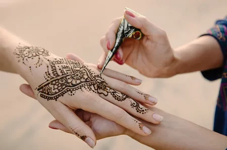 Wajib Tahu! Efek Samping Mengoleskan Henna pada Kulit