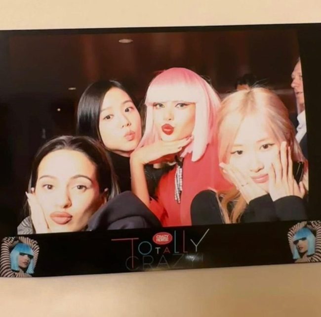 Lisa foto bersama dengan Jisoo, Rose, dan Rosalia di Carzy Horse Paris