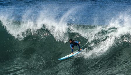 5 Hal Dasar yang Perlu Diketahui dari Olahraga Surfing serta Manfaatnya