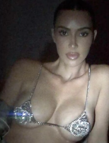 Kim Kardashian dalam balutan bra mewah