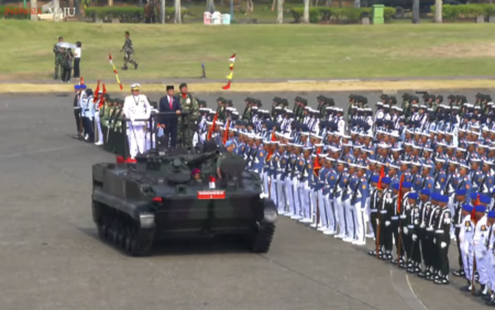Presiden Jokowi Cek Pasukan Upacara HUT TNI Pakai Tank Amfibi.