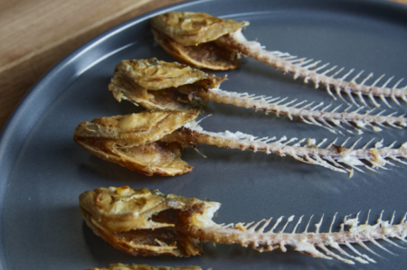 7 Cara Mengatasi Tersedak Tulang Ikan di Tenggorokan