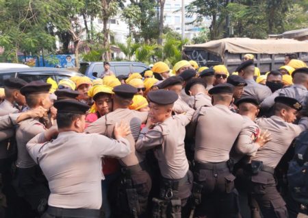 Buruh dan polisi terlibat aksi saling dorong di kawasan Patung Kuda, Jakarta.