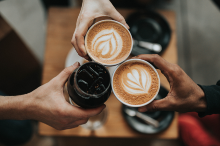 7 kebiasaan minum kopi yang berbahaya bagi kesehatan yang penting untuk dihindari