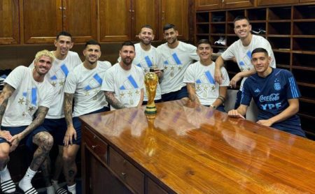 Para pemain Argentina foto bersama jelang lawan Uruguay