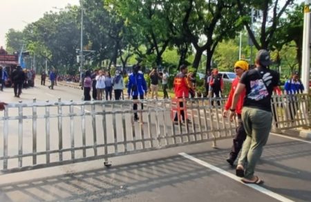 Demo buruh di depan Balai Kota DKI Jakarta Ricuh, Polisi bubarkan paksa (Dok Ist)