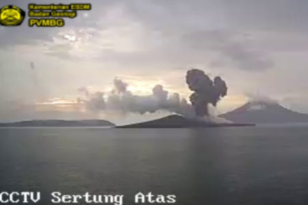 Gunung Anak Krakatau di Selat Sunda Kembali Erupsi