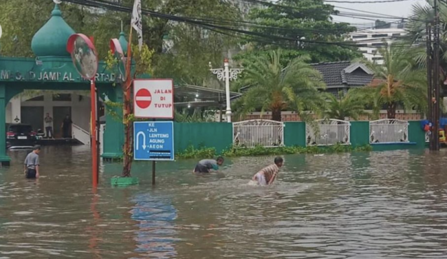 Banjir di kawasan Tanjung Barat, Jakarta Selatan. (Dok: jktinfo)
