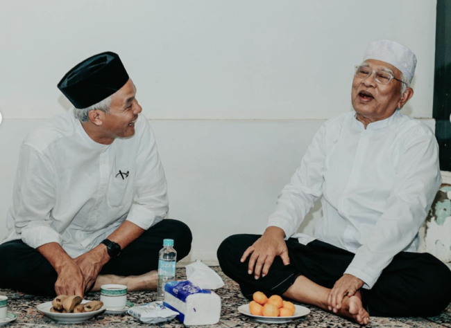 Ganjar Pranowo sowan ke kediaman KH. Ahmad Mustofa Bisri atau Gus Mus di Rembang, Jawa Tengah, pada Senin, 13 November 2023.