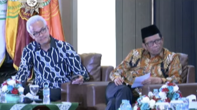 Ganjar Pranowo dan Mahfud MD bersama Ketua Umum PP Muhammadiyah Haedar Nashir dan rektor Universits Muhammadiyah Jakarta (UMJ) Ma’mun Murid (kanan) di UMJ, Kamis (23/1/1/23). (Foto @muhamamdiyah)