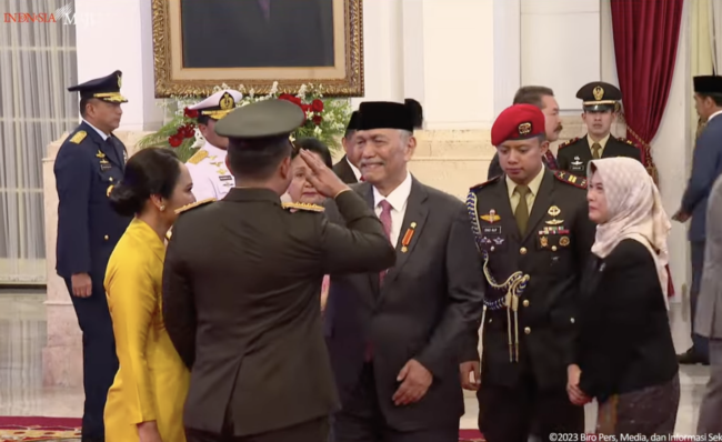 Tangis haru Luhut Binsar Pandjaitan saat pelantikan Maruli Simanjuntak sebagai Kepala Staf Angkatan Darat (KSAD).