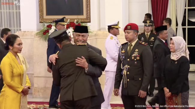 Tangis haru Luhut Binsar Pandjaitan saat pelantikan Maruli Simanjuntak sebagai Kepala Staf Angkatan Darat (KSAD).