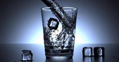 4 Dampak Negatif Minum Air Es Setiap Hari Bagi Kesehatan Anda