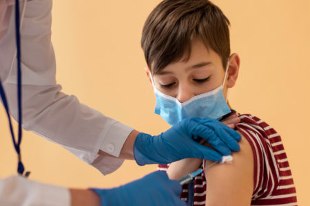 Mengawal Kesehatan Si Kecil: Rangkaian Vaksinasi yang Harus Diketahui Orang Tua