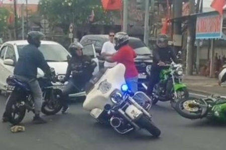 Viral, duel biker harley-davidson vs ninja adu jotos heboh di jalanan bali