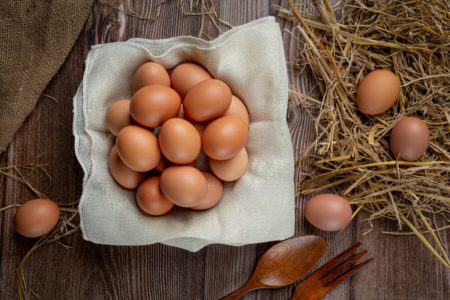 Telur ayam kampung berasal dari ayam yang dibesarkan dengan makanan alami, seperti dedak, jagung, serangga, biji-bijian, beras.