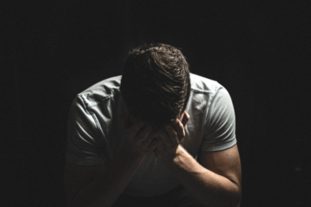 5 mitos kesedihan yang perlu diketahui: fakta seputar emosi manusia dan menangis