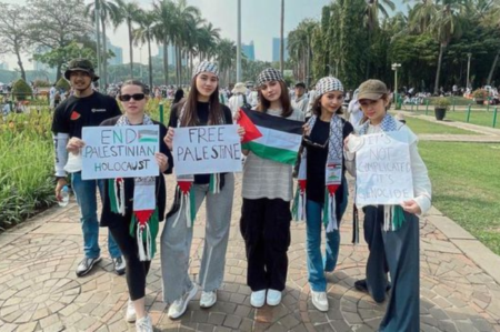 Aksi rebecca klopper dalam demo bela palestina bersama aaliyah massaid, kontroversi terkait dugaan main kubu-kubuan