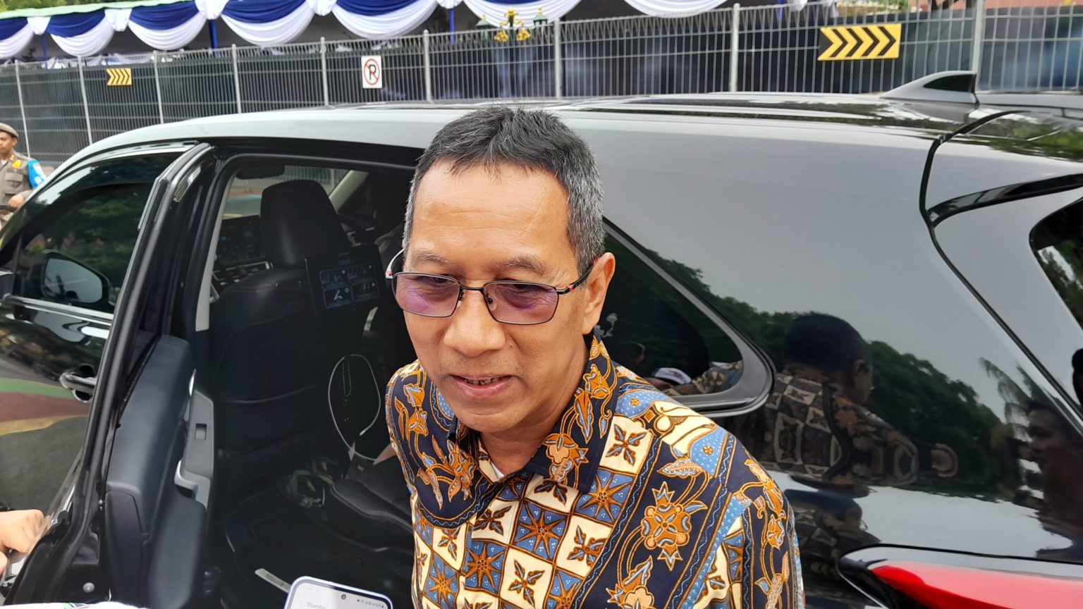 Heru Budi Minta Dishub Lapor Bawaslu Soal Caleg Partai Ummat Pasang Sticker di Transjakarta