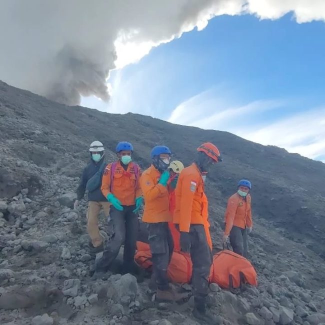 Tim SAR gabungan melakukan evakuasi pendaki tewas akibat erupsi Gunung Marapi.