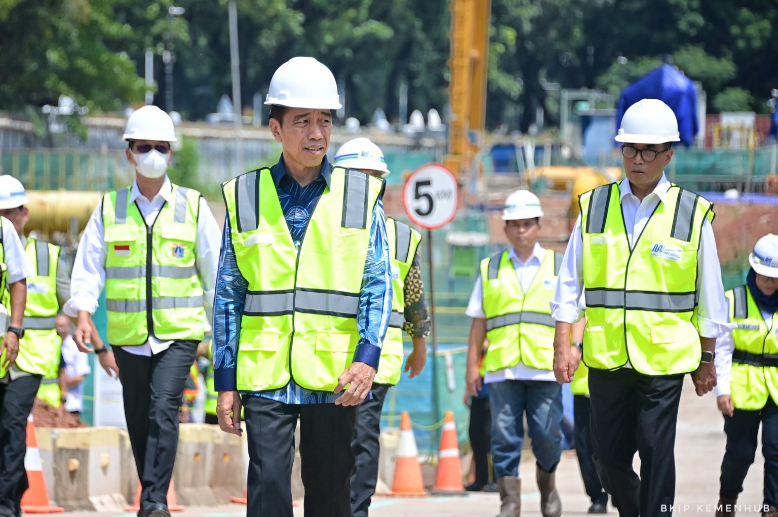Presiden Jokowi bersama Menhub Budi Karya Sumadi meninjau proyek pembangunan MRT di Stasiun MRT Monas (Dok.Kemenhub)