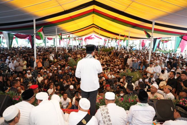 Anies Baswedan mengawali rangkaian kegiatanya di Aceh dengan menghadiri Maulid Nabi dan Haul ke-3 Habib Muhammad bin Ahmad Al Athas di Masjid Ba'alawi, Aceh Timur, Minggu (17/12).
