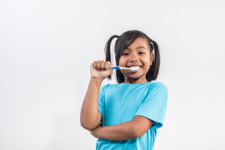 Menjaga Kesehatan Gigi Anak: Sikat Gigi Sejak Dini agar Senyum Ceria