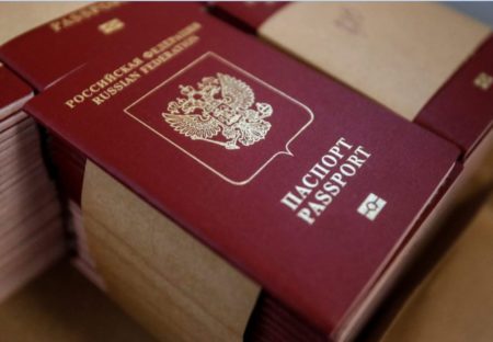 Rusia sita paspor dan larang warga pergi ke luar negeri. (Foto: atlanticcouncil)