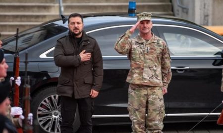 Presiden Ukraina Volodymyr Zelensky bertemu dengan Jenderal Christopher Cavoli. (Foto: U.S. European Command/Handout)
