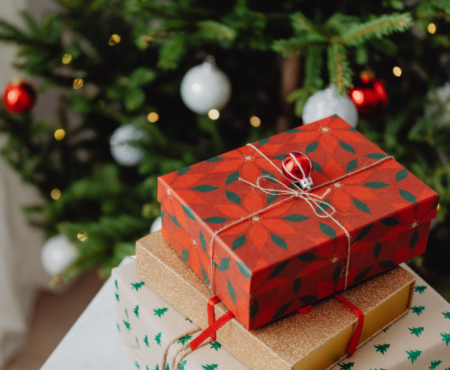 Memberi Hadiah Natal untuk Orang Dewasa: Apa yang Kita Harus Berikan sebagai Bagian dari Bahasa Cinta?