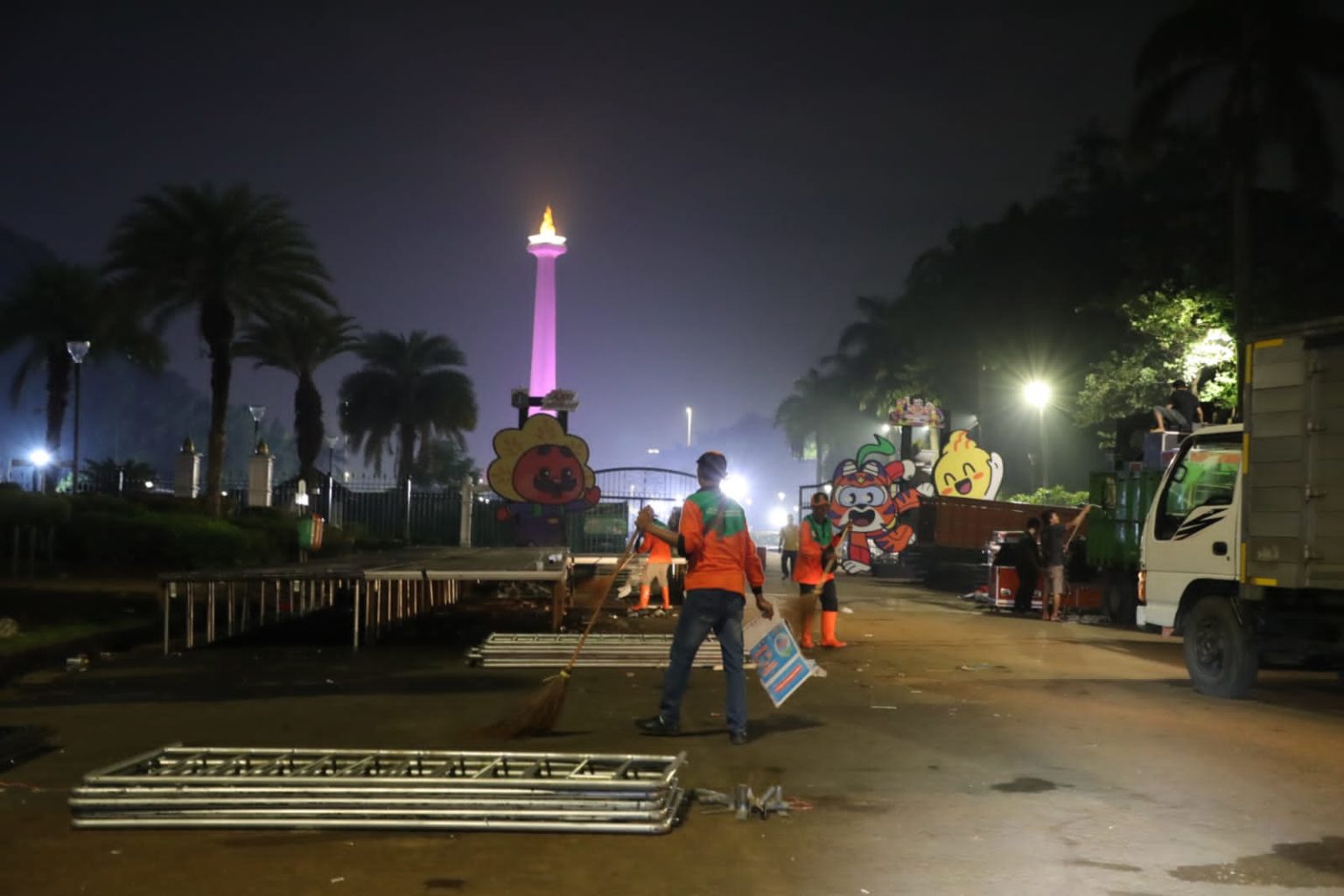 Petugas dari Pemprov DKI langsung membersihkan kawasan Monas usai perayaan malam Tahun Baru 2024, pada Minggu 1 Januari 2024. (Foto: Dok. Pemprov DKI)